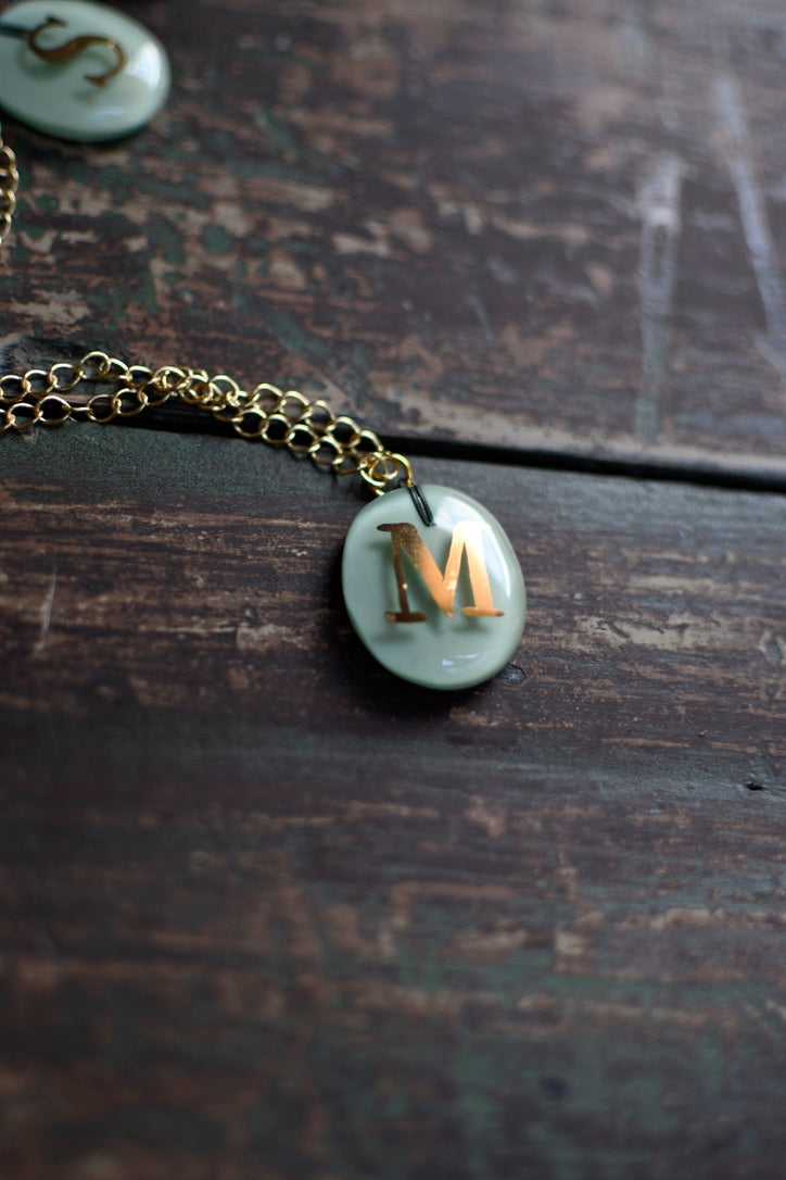 collar letra M verde agua