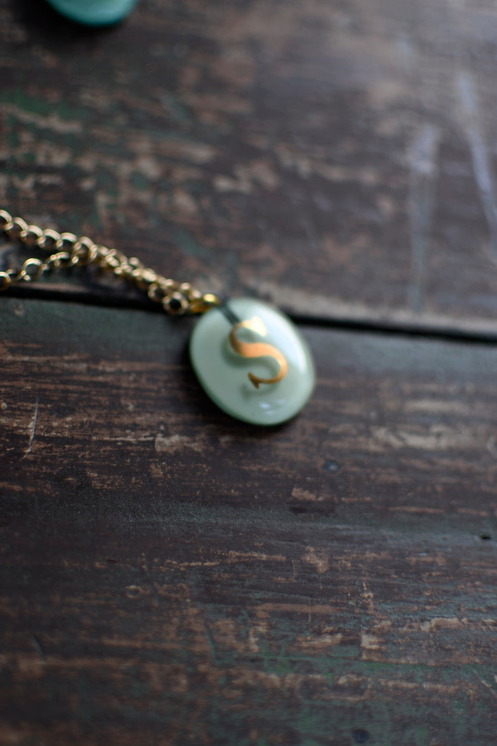 collar letra S verde agua