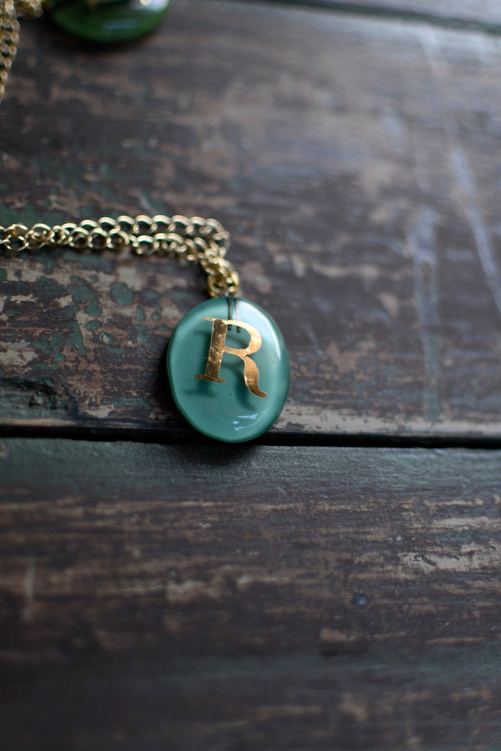 collar letra R celeste