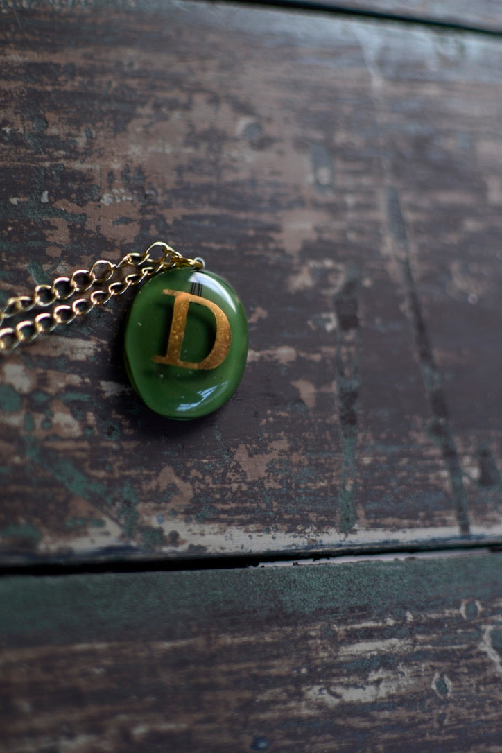 collar letra D verde