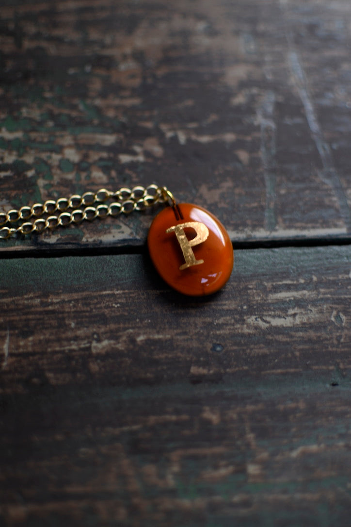 collar letra P naranja