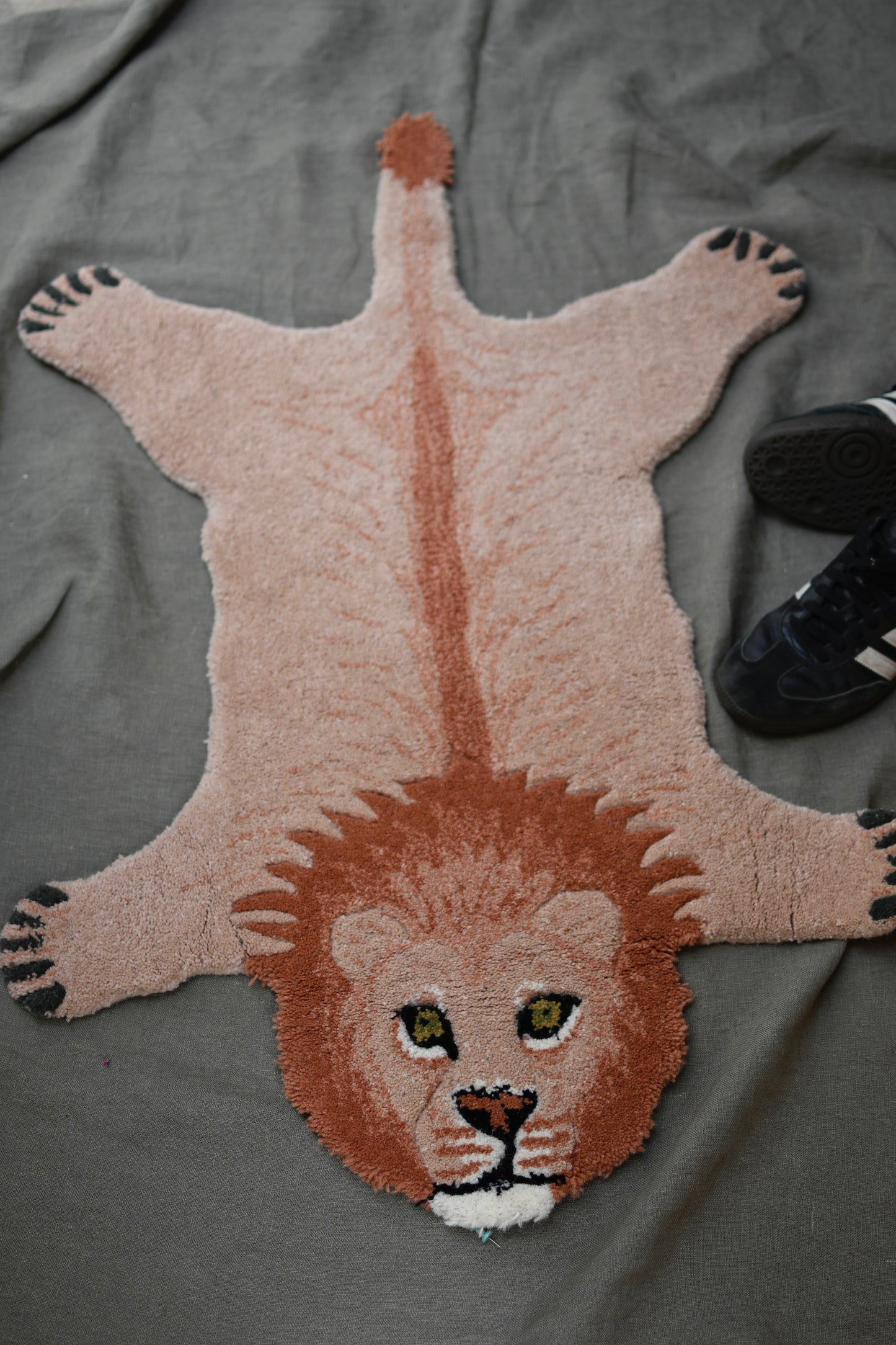 alfombra león rosada