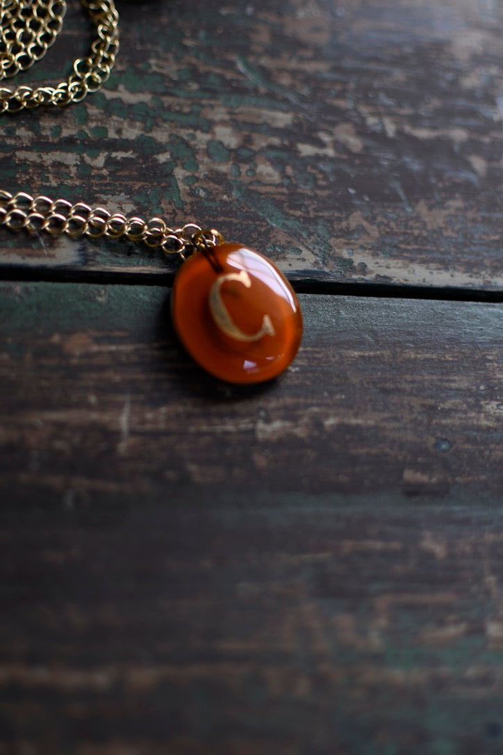 collar letra C naranja
