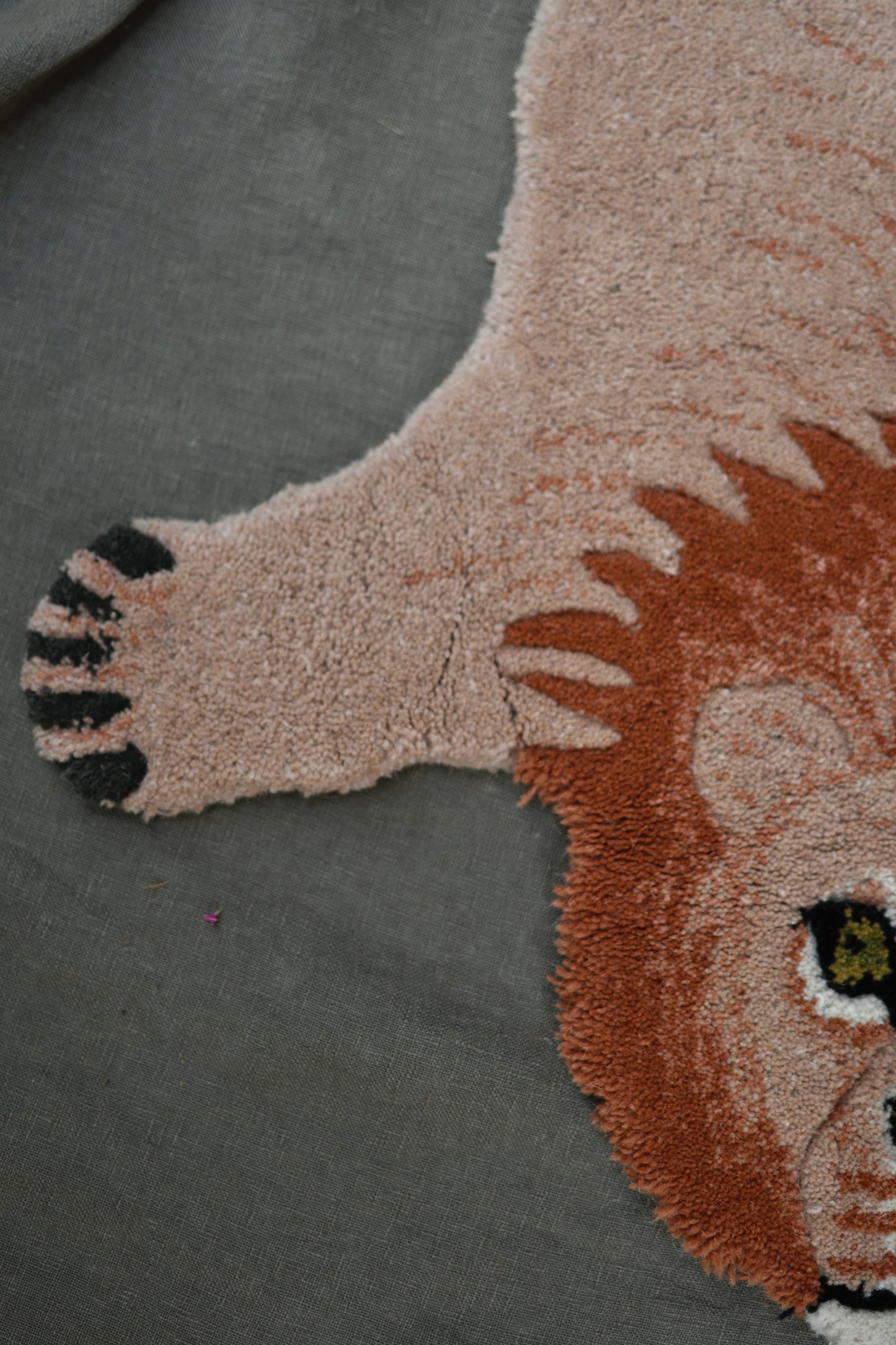 alfombra león rosada