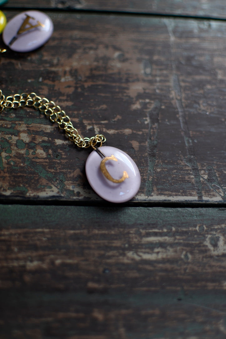 collar letra C rosada