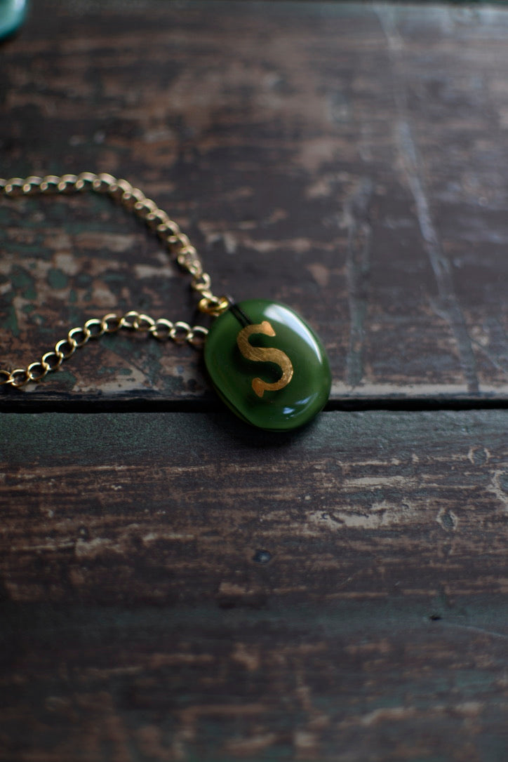 collar letra S verde oscuro