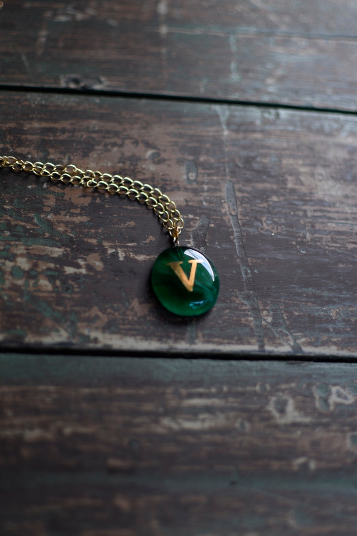 collar letra V