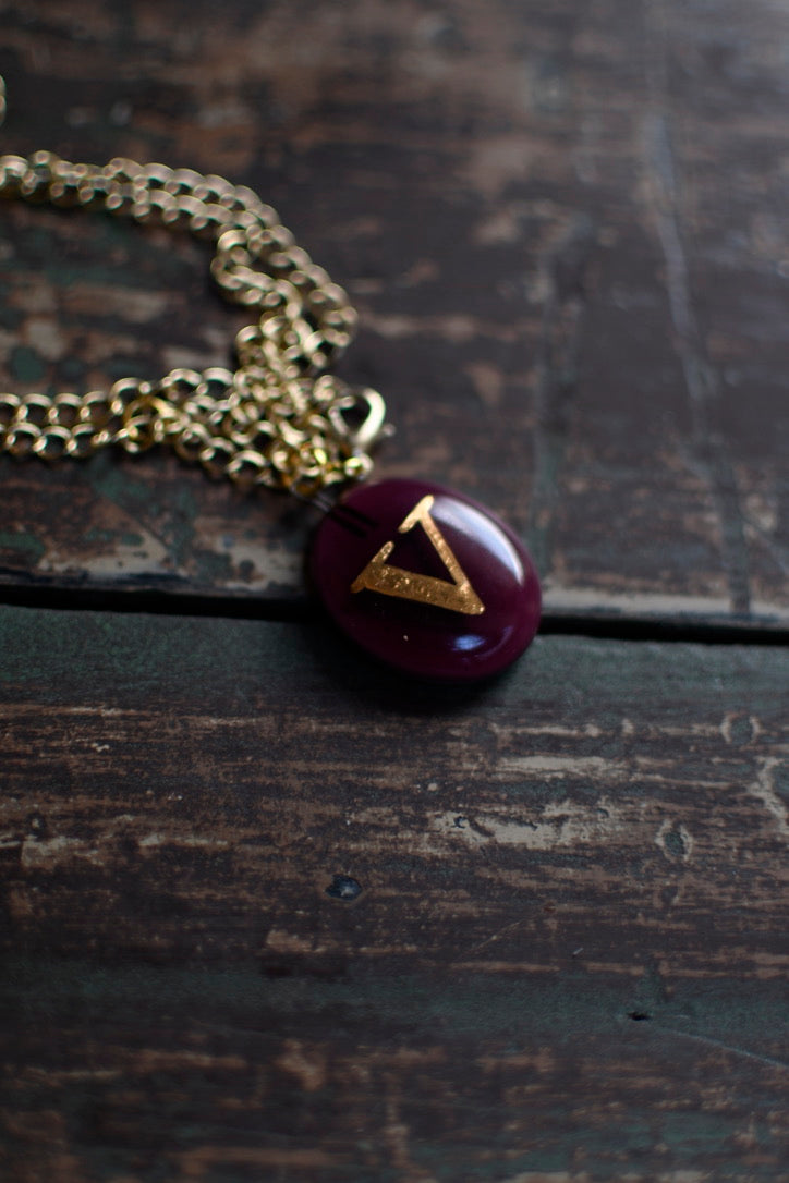 collar letra V burdeo