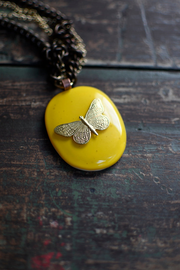 collar mariposa amarilla
