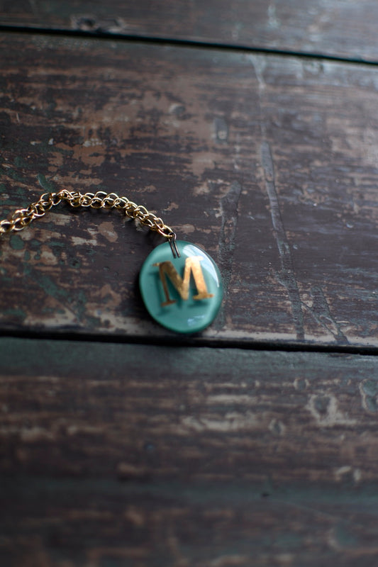 collar letra M celeste